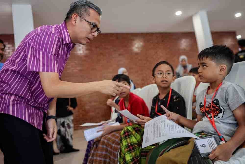 Ahli Parlimen Lembah Pantai merangkap Menteri Komunikasi, Fahmi Fadzil beramah mesra bersama kanak-kanak pada Majlis Khatan Parlimen Lembah Pantai yang berlangsung di Masjid Al-Khadijah, Pantai Dalam pada Sabtu.Foto Bernama