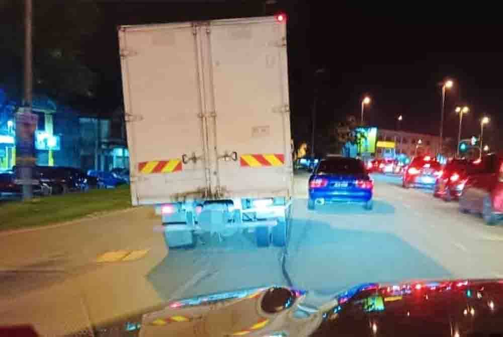 Suspek nekad memecut lori dipandu meninggalkan sebuah stesen minyak di Jalan Kuantan -Sungai Lembing di sini dengan nozel pam masih berada pada tangki minyak.