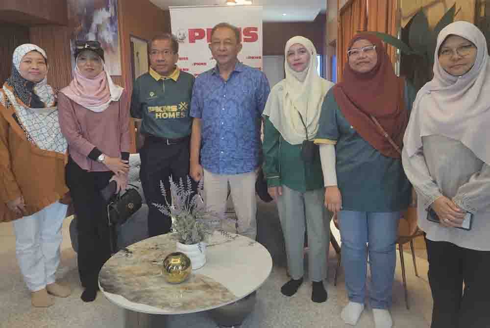 Mahmud (empat dari kanan) bergambar semasa melawat Rumah Teres Ixora, Antara Gapi, pada Sabtu.