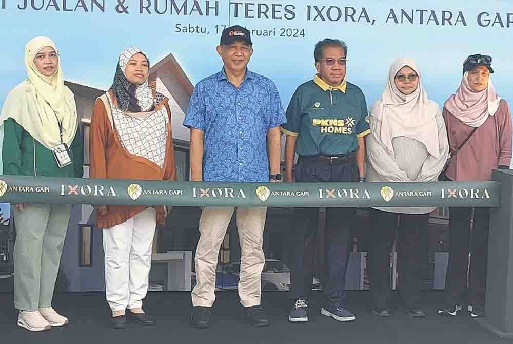 Mahmud (tiga dari kiri) menyempurnakan gimik perasmian Majlis Pelancaran Galeri Jualan dan Rumah Teres Ixora, Antara Gapi pada Sabtu.