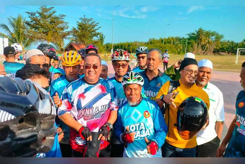 Orang ramai tidak melepaskan peluang bergambar ketika menyertai acara PKNK and MB Charity Ride pada Sabtu.