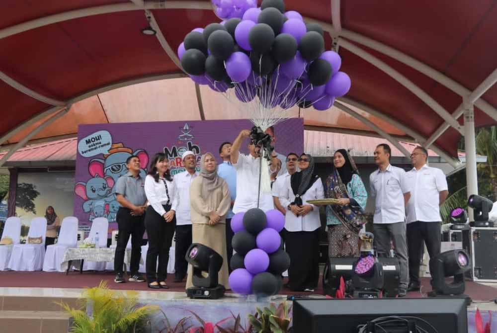 Wan Rosdy menyempurnakan simbolik perasmian Moh Karnival Makmur 2024 peringkat Daerah Maran yang berlangsung selama tiga hari sejak Jumaat