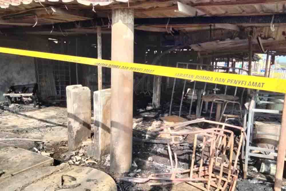 Keadaan dalam kedai makan Zulfikar selepas kejadian kebakaran.