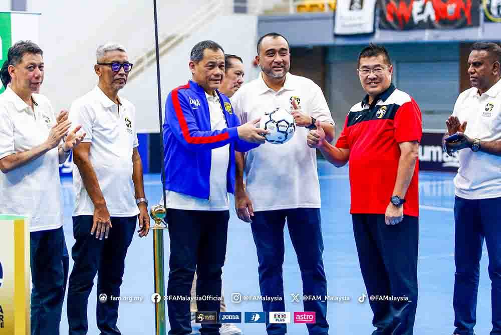 Rosmadi (tiga dari kiri) bersama Hamidin di Kompleks Sukan Shah Alam pada Sabtu.
