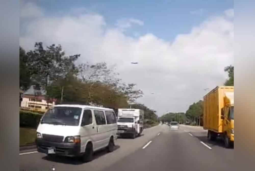Tangkap layar video tular memaparkan sebuah van dipercayai menghalang laluan ambulans di KM14, Lebuh Raya Pasir Gudang pada Sabtu.