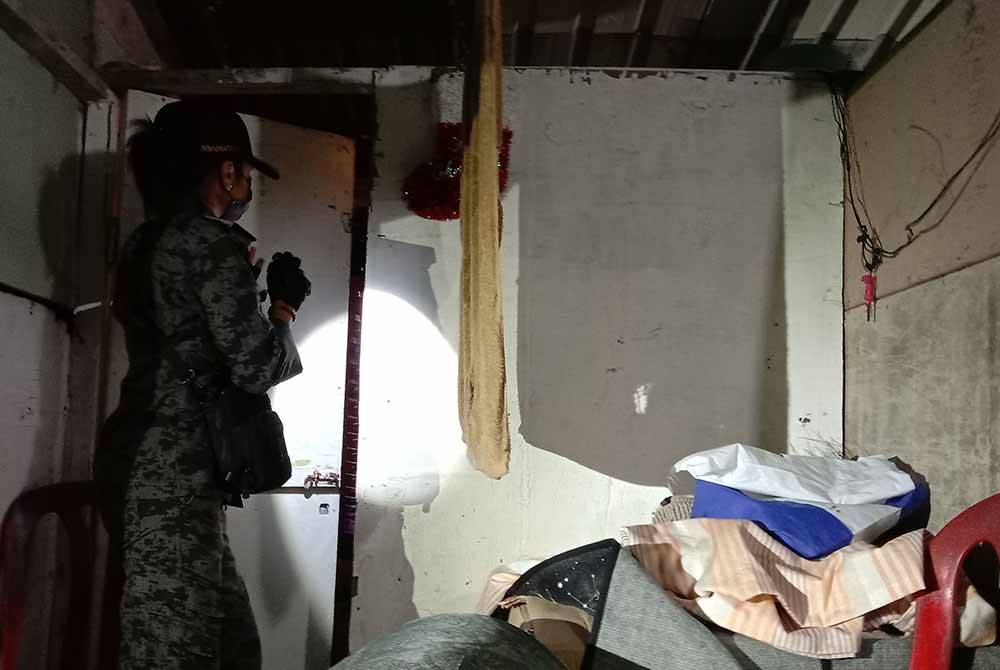 Anggota Imigresen menjalankan pemeriksaan di beberapa unit kediaman diduduki warga asing di kawasan ladang kelapa sawit terbiar di Setia Alam dekat sini dalam serbuan pada Ahad.