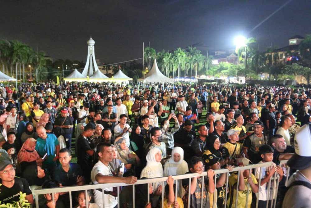 Sebahagian penyokong yang hadir menyaksikan Majlis Pelancaran Jersi Home Perak FC Musim 2024-2025 pada malam Sabtu.