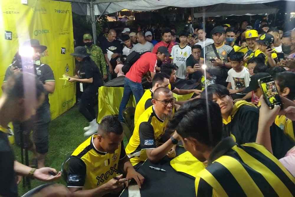 Sebahagian peminat tidak melepaskan peluang bertemu pemain dan ketua jurulatih Peram FC sempena Majlis Pelancaran Jersi Home Perak FC Musim 2024-2025 pada malam Sabtu.