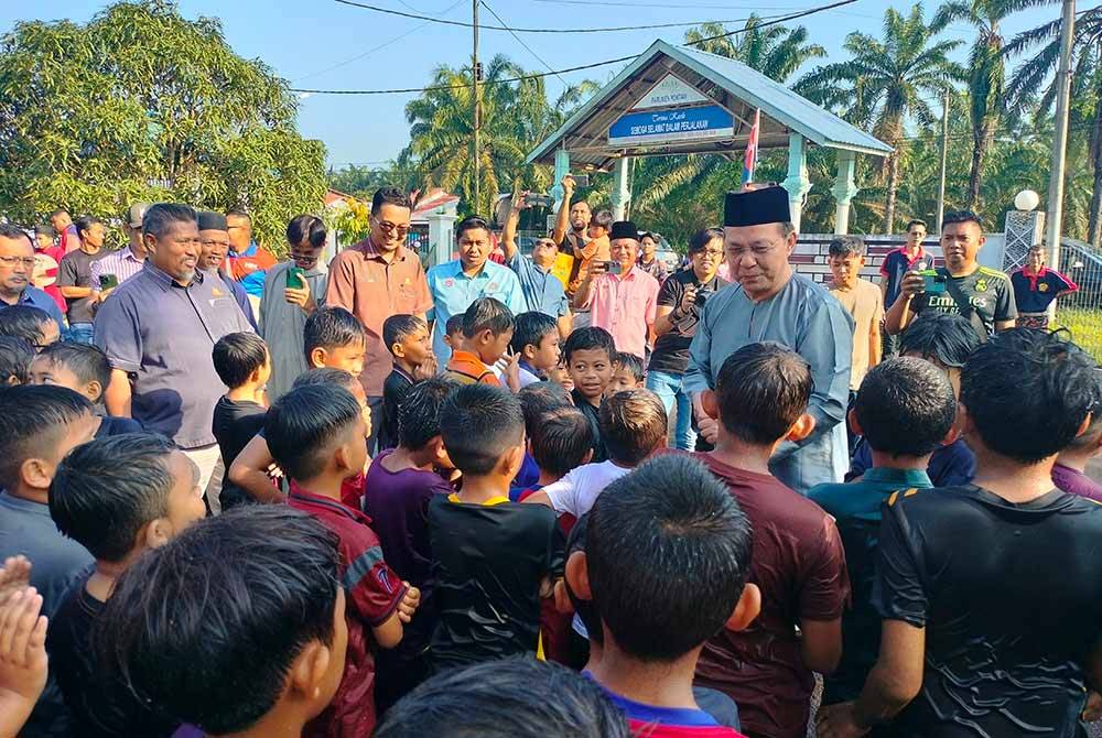 Hasni bertanya khabar peserta program berkhatan 'Gerbang Remaja' di Kompleks Penghulu Mukim Sungai Pinggan, Benut pada Ahad.