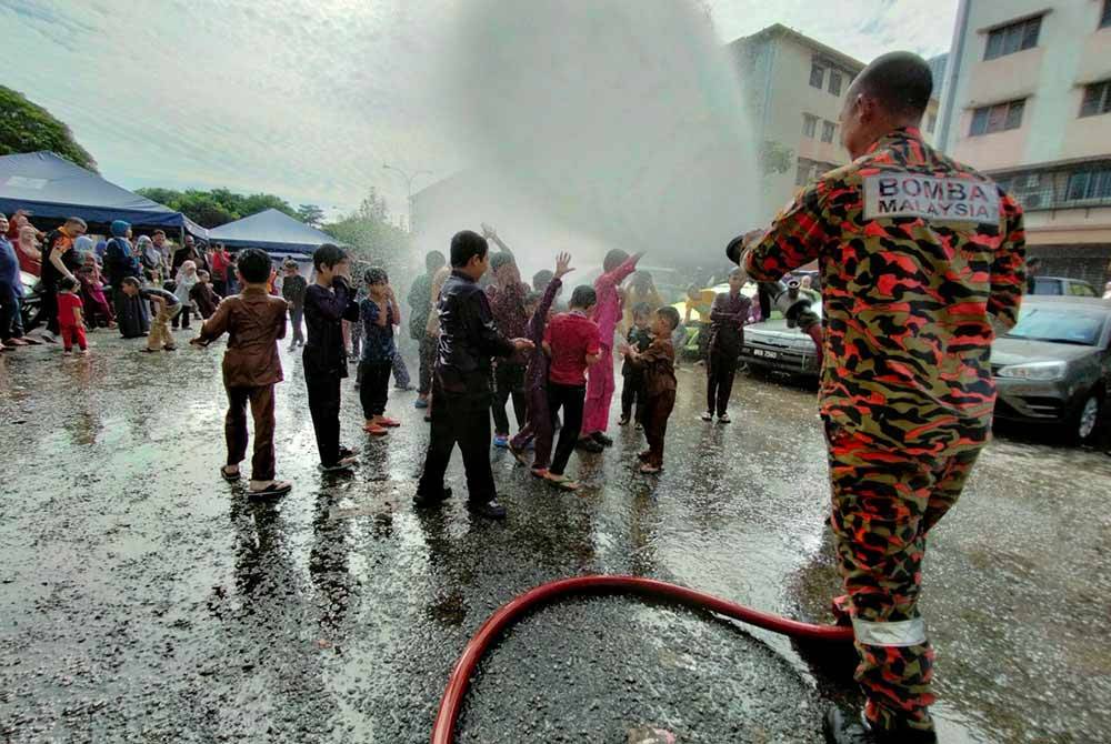50 kanak-kanak terbabit dibawa berarak sebelum disembur dengan air pancut JBPM