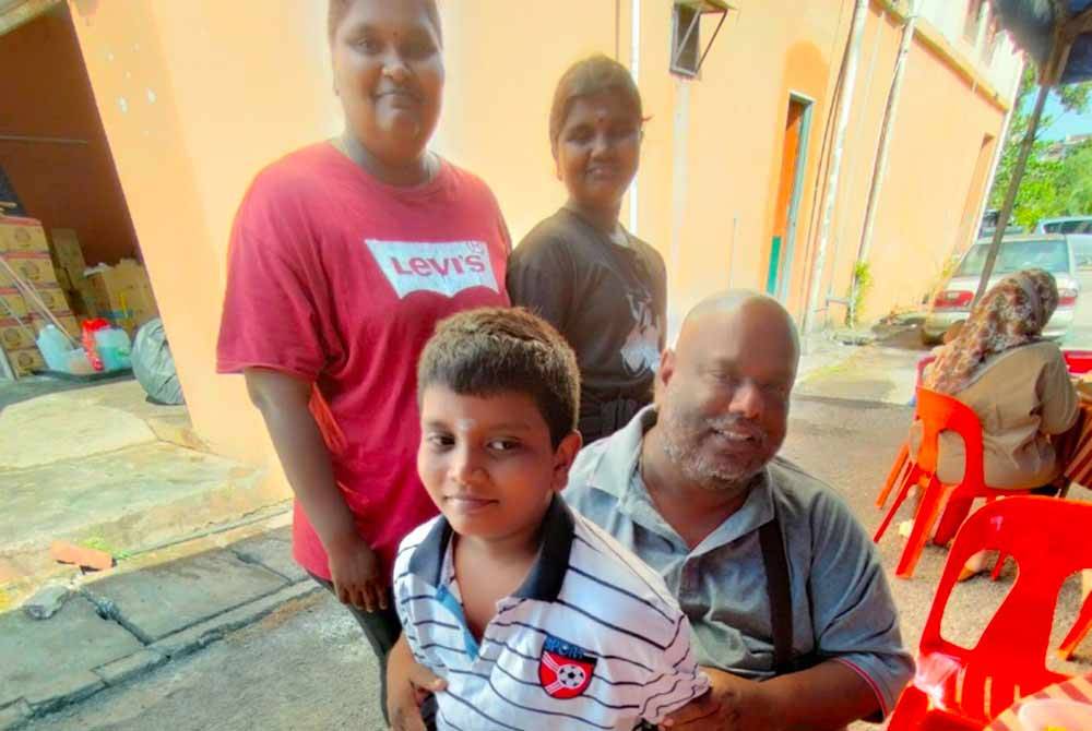 Balamurugan meriba anak saudaranya Lingesh sebelum majlis berkhatan