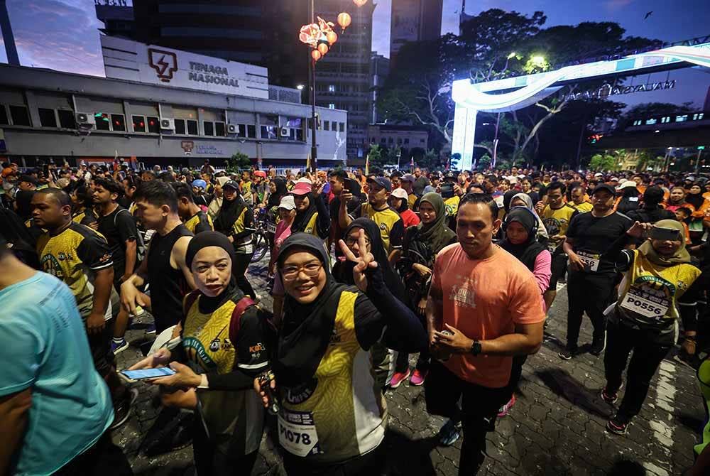 Peserta bersemangat memulakan larian sempena program Larian Tok Gajah Kuala Lumpur 2024 di Dataran DBKL pada Ahad. Foto Bernama