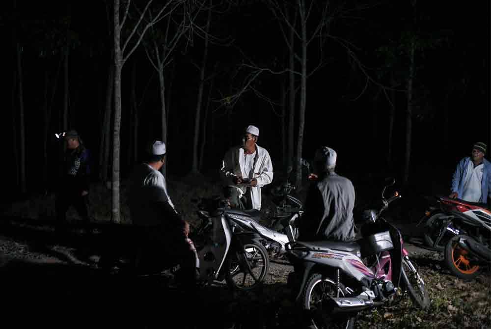 Cuaca panas yang melanda negara khususnya di negeri ini memaksa segelintir penoreh getah bekerja pada waktu malam untuk mendapatkan hasil pengeluaran susu getah yang lebih. Foto Bernama