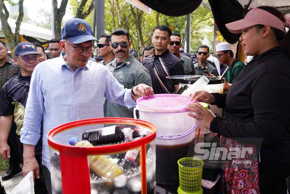 Anwar melawat tapak pameran selepas merasmikan Karnival MAIWP 2024 sempena sambutan Jubli Emas penubuhan MAIWP ke-50 di Taman Tasik Titiwangsa, Kuala Lumpur pada Ahad. Foto Sinar Harian-ROSLI TALIB