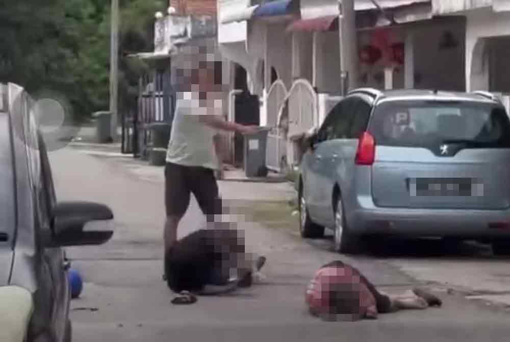 Tangkap layar video kejadian yang dikongsi netizen hingga tular di laman sosial sejak Sabtu.