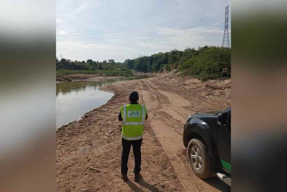 
Pemeriksaan lapangan yang dilakukan pegawai penyiasat meliputi kawasan hulu sungai berjaya mengesan aliran air hitam dari Sungai Air Merah mengalir masuk ke Sungai Kulim. Foto JAS Kedah