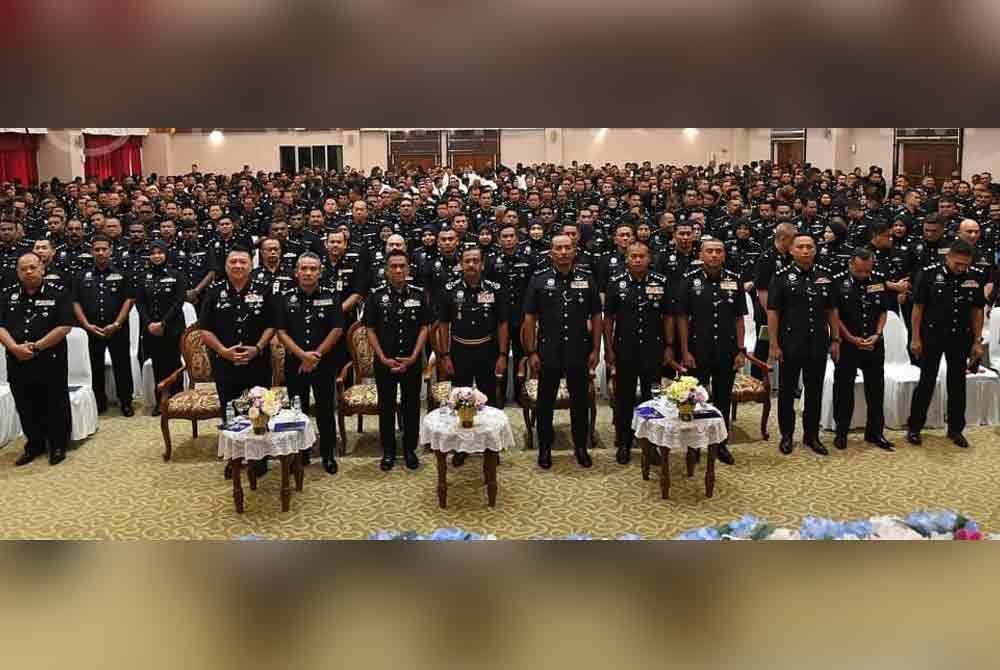 Razarudin (tujuh kanan) hadir dalam Majlis Perjumpaan Bersama Penyelia Kontinjen Kedah, Perlis dan Pulau Pinang di Dewan Tunku Ibrahim, Ibu Pejabat Polis Kontinjen (IPK) Kedah, di sini, pada Ahad.