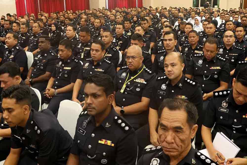 Antara anggota dan pegawai polis yang hadir Majlis Perjumpaan Bersama Penyelia Kontinjen Kedah, Perlis dan Pulau Pinang di Dewan Tunku Ibrahim, Ibu Pejabat Polis Kontinjen (IPK) Kedah, di sini, pada Ahad.