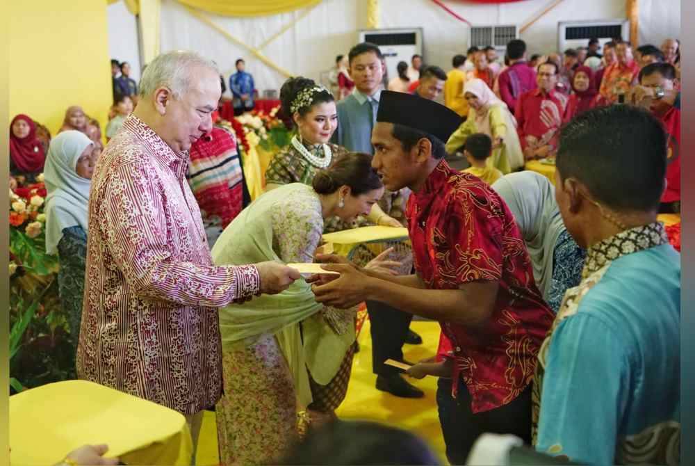 Sultan Nazrin berkenan menyampaikan sumbangan kepada anak-anak yatim.