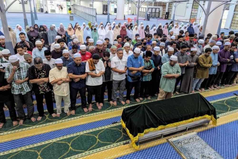 Jenazah dibawa ke Masjid Al-Mursyidin UPSI untuk dimandi dan disembahyangkan sebelum dibawa pulang ke kampung halaman di Kodiang Lama, Kedah untuk pengebumian malam ini. Foto UPSI