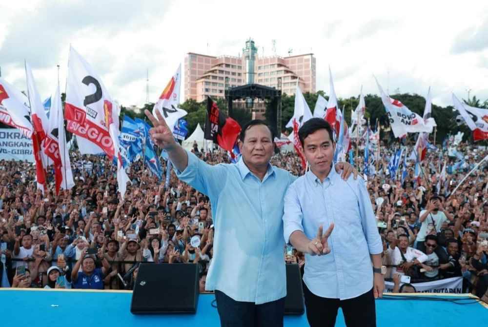 Prabowo (kiri) bersama gandingannya, Gibran.