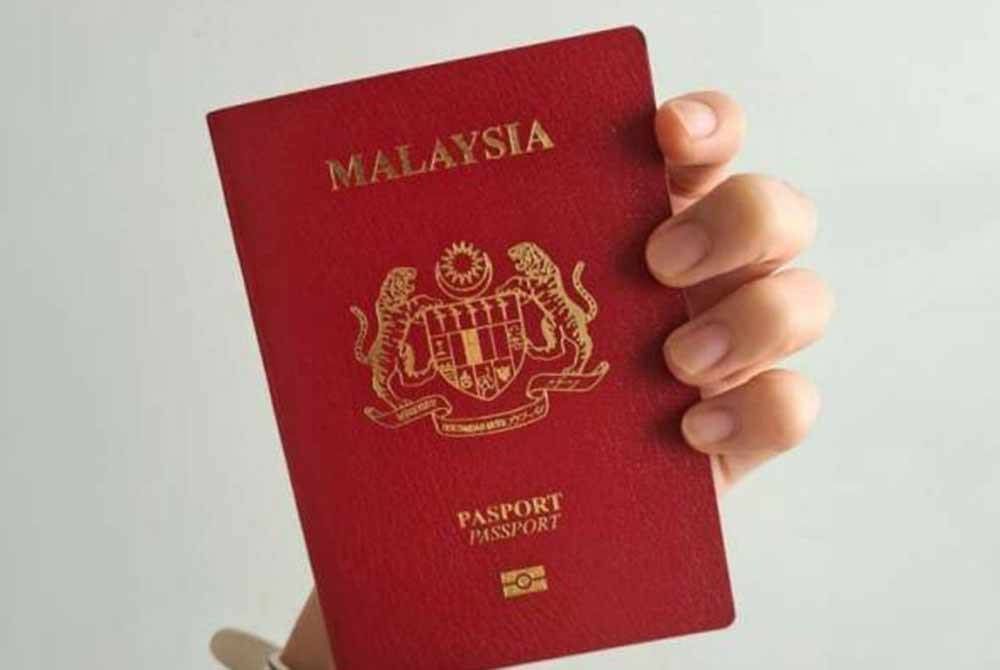Kementerian Dalam Negeri (KDN) sedang melaksana kajian untuk memanjangkan tempoh sah laku pasport kepada 10 tahun. - Gambar hiasan