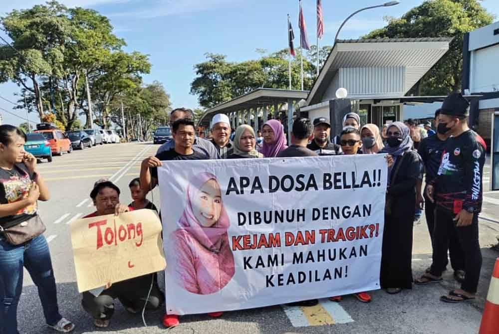 Sebahagian keluarga Bella di hadapan Mahkamah Majistret, Batu Pahat, pada Isnin.