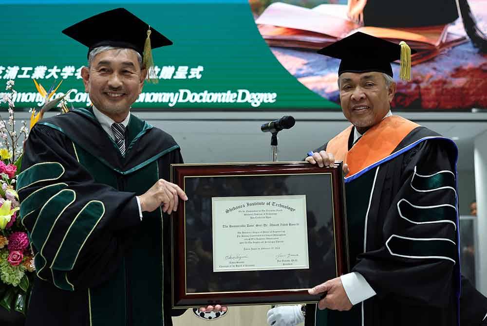 Ahmad Zahid pada Isnin dianugerahkan Ijazah Kedoktoran Kehormat Kejuruteraan daripada Institut Teknologi Shibaura (SIT), sebagai pengiktirafan terhadap sumbangan beliau dalam pengukuhan kerjasama pendidikan teknikal Malaysia-Jepun.Foto Bernama