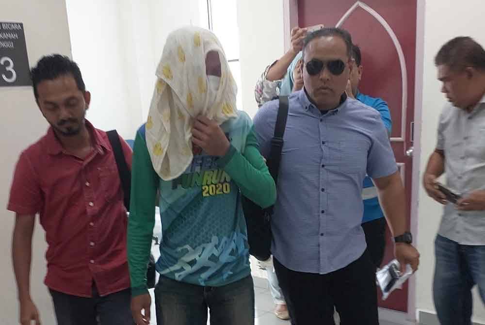 Mohd Affandi (tengah) menjadi individu pertama di Terengganu dikenakan hukuman sebat setelah disabitkan kesalahan berkhalwat di bawah Seksyen 31 (a) Enakmen Kesalahan Jenayah Syariah (Takzir) Pindaan 2022 yang baharu dikuatkuasakan bermula 1 Januari lalu.