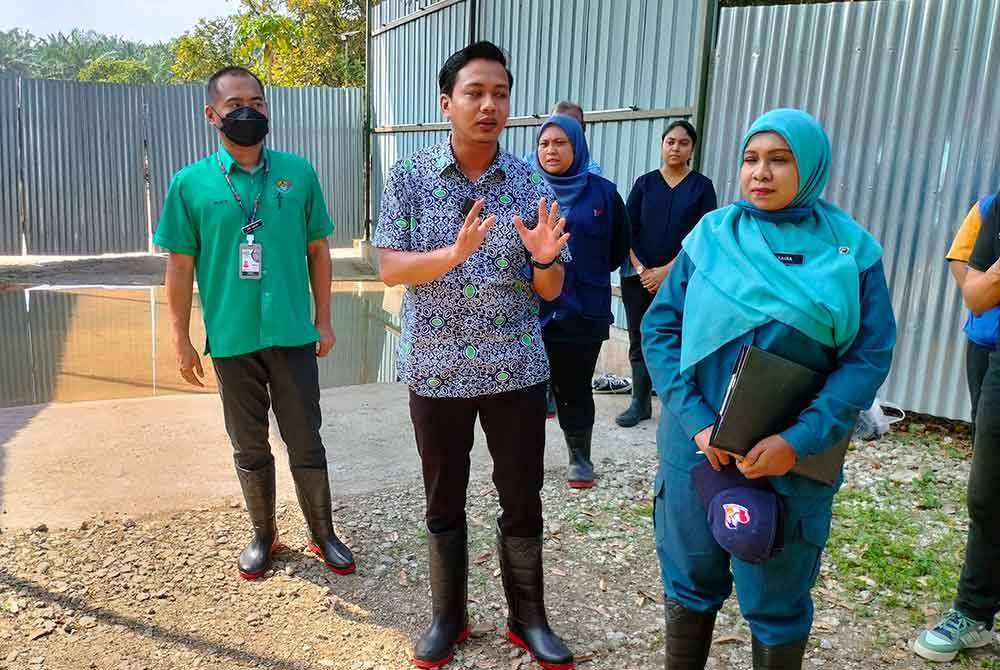 Dari kanan Saira, Fahmi dan Mohd Aklis serta beberapa agensi berkaitan turun padang melawat kedua-dua buah ladang yang terletak di perkampungan Sungai Lembu, Bukit Mertajam Pulau Pinang.