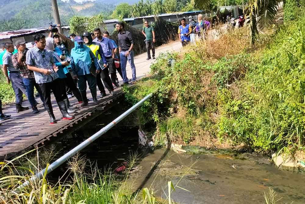 Fahmi bersama beberapa agensi berkaitan turun padang melawat ladang yang disyaki menyebabkan pencemaran di Sungai Lembu, Bukit Mertajam, Pulau Pinang.