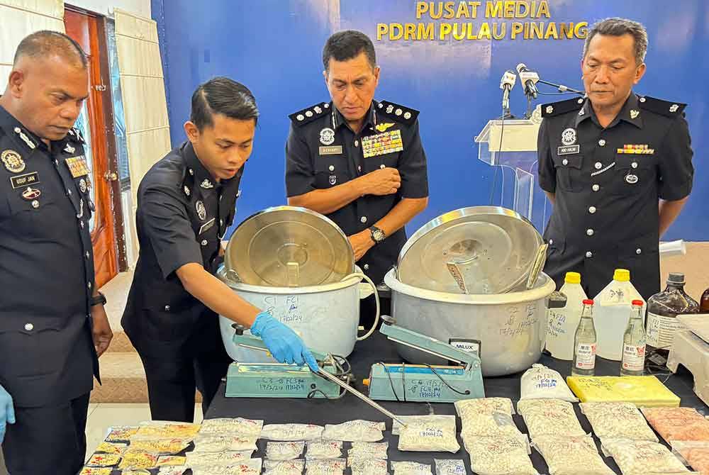 Pegawai penyiasat (dua dari kiri) menerangkan mengenai rampasan kepada Mohamed Usuf ketika sidang akhbar pada Isnin.