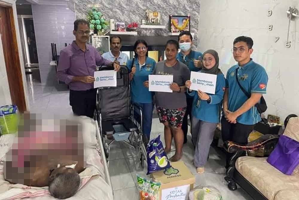 Sesi kunjungan berakhir selepas penyerahan sumbangan kotak prihatin dan peribadi disampaikan Papparaidu (kiri).