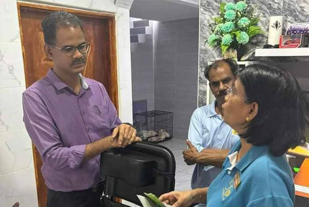 Thavamani (kanan) berkongsi maklumat kepada Papparaidu (kiri) ketika mengunjungi kediaman Arjunan.