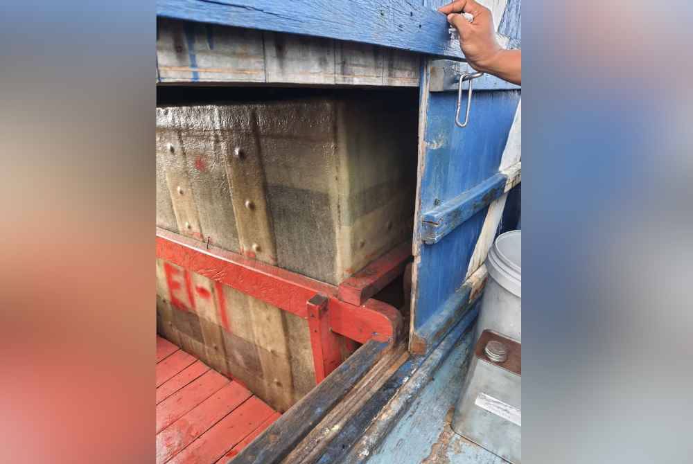 Ruang asing dibina atas bot berkenaan ditutupi dengan kayu papan lapis yang diubah suai menjadi tong minyak tambahan.