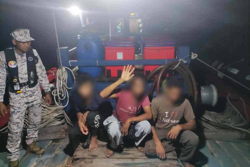 Tiga nelayan tempatan ditahan cuba menyeludup 6,000 liter minyak diesel menggunakan tong khas yang diubah suai atas bot mereka.