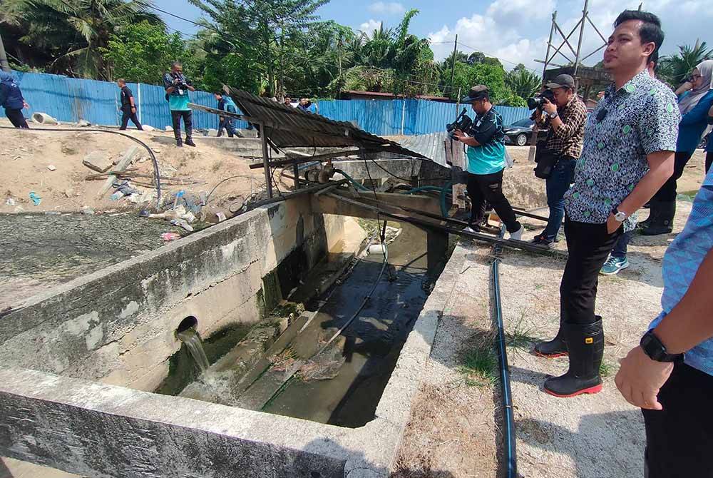 Fahmi melakukan lawatan tapak ke ladang itik dan babi di perkampungan Sungai Lembu, Bukit Mertajam, Pulau Pinang bagi mengesan punca pencemaran.