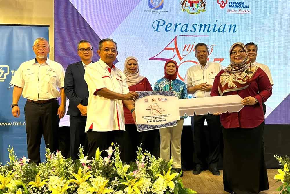 Simbolik penyerahan kunci Anjung Kasih YKN - TNB HRPZ II di Kota Bharu pada Isnin.