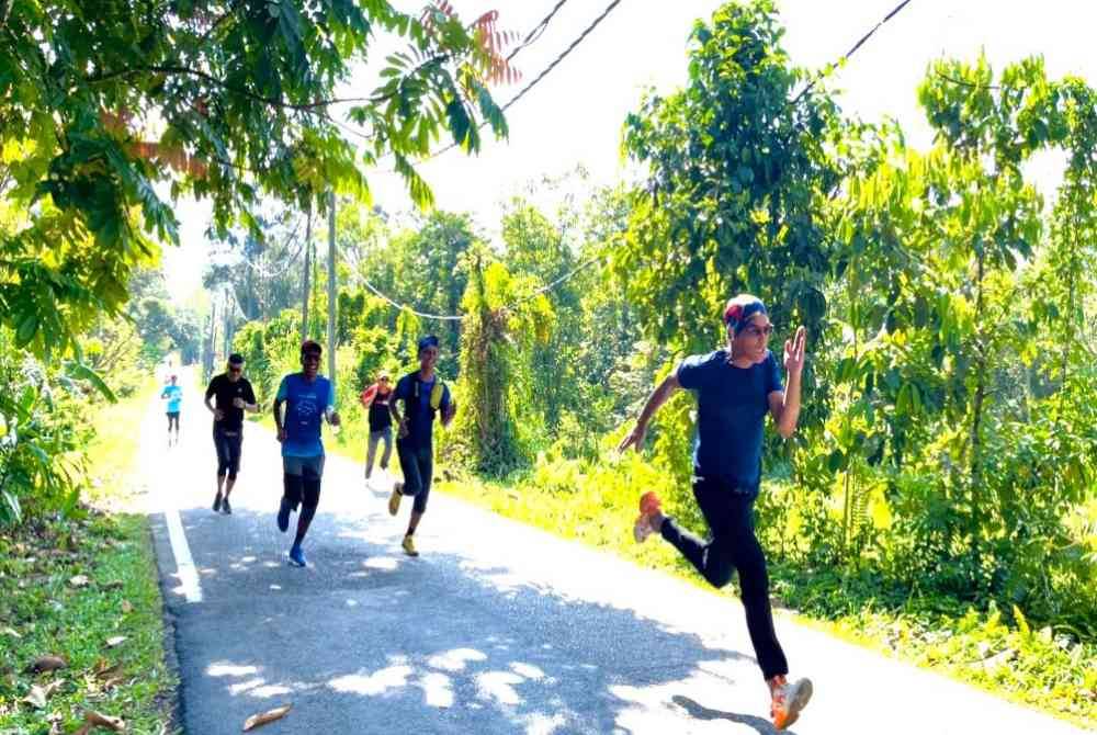 Azhan (depan) melakukan larian pada sesi latihan intensif akhir sebelum berlepas ke Island Peak pada Ahad ini.