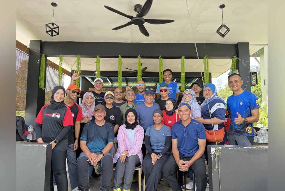 Azhan (duduk, kanan) bersama barisan pendaki Island Peak dan EBC bergambar bersama kru SAR dan Kembara Kosmopolitan selepas selesai sesi latihan intensif akhir di Hillock Resort, Hulu Tamu semalam.