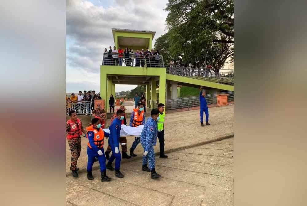 Mayat mangsa dibawa naik ke darat selepas ditemui pada jam 6 petang,Isnin. Foto Ihsan PDRM