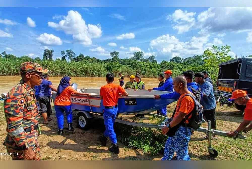 SAR bersama pelbagai agensi dan orang awam di lokasi kejadian. Foto Ihsan PDRM