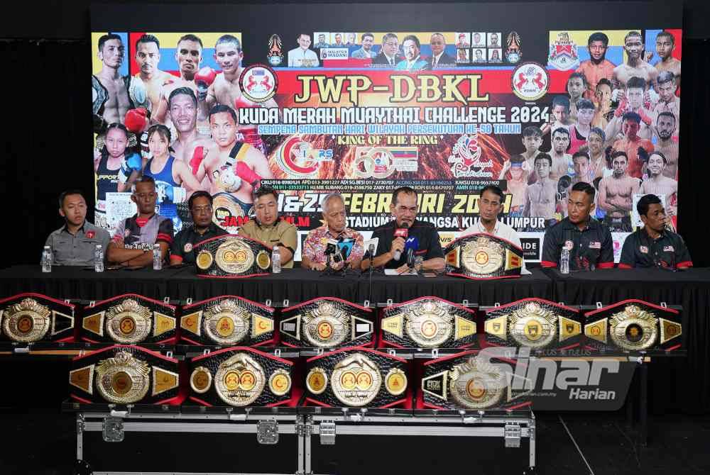 Tiga dari kanan, Rosli dan Muhammad Nasir (lima dari kiri) semasa sidang akhbar di Kompleks Kumpulan Karangkraf, Shah Alam pada Isnin. FOTO SINAR HARIAN-ROSLI TALIB