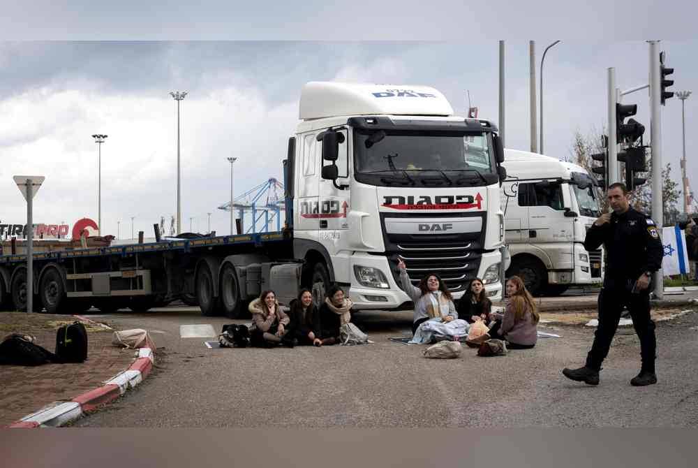 
Pelampau Yahudi yang tiada perikemanusiaan bertindak menyekat trak membawa bekalan bantuan ke Gaza.