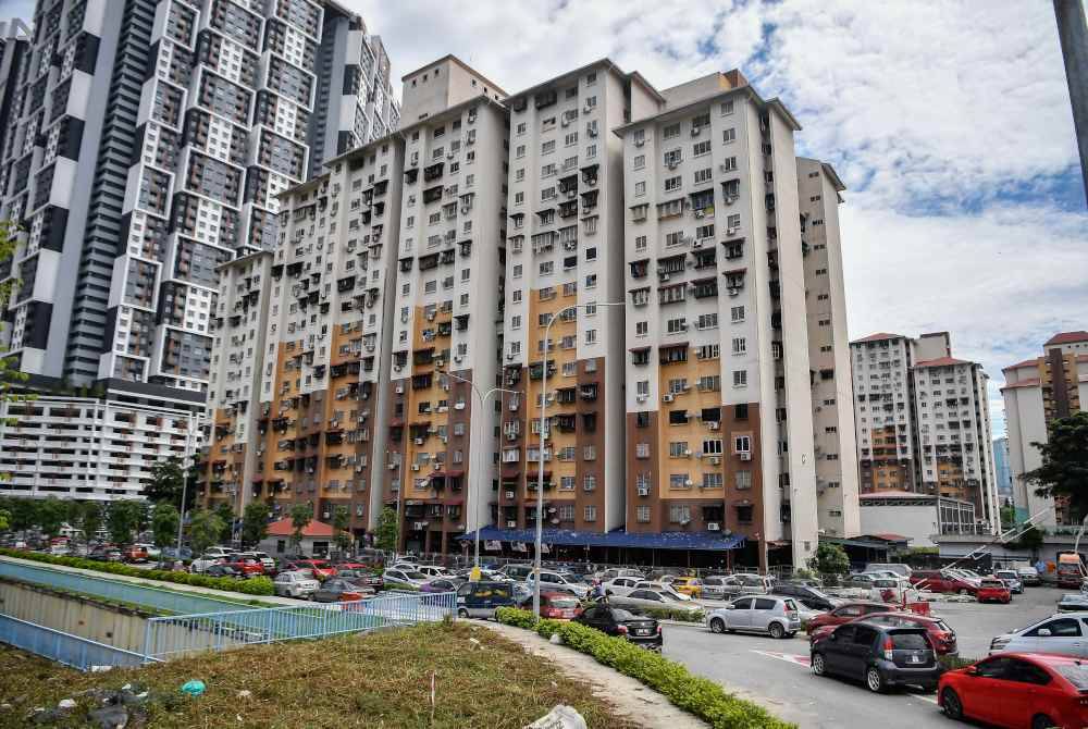 Masalah tunggakan sewa di Projek Perumahan Rakyat (PPR) dan Perumahan Awam (PA) yang berlaku sejak sekian lama dilihat kian meruncing belakangan ini, dan lebih parah lagi, belum ada penyelesaian setakat ini ditemukan oleh pihak berkepentingan. Gambar hiasan