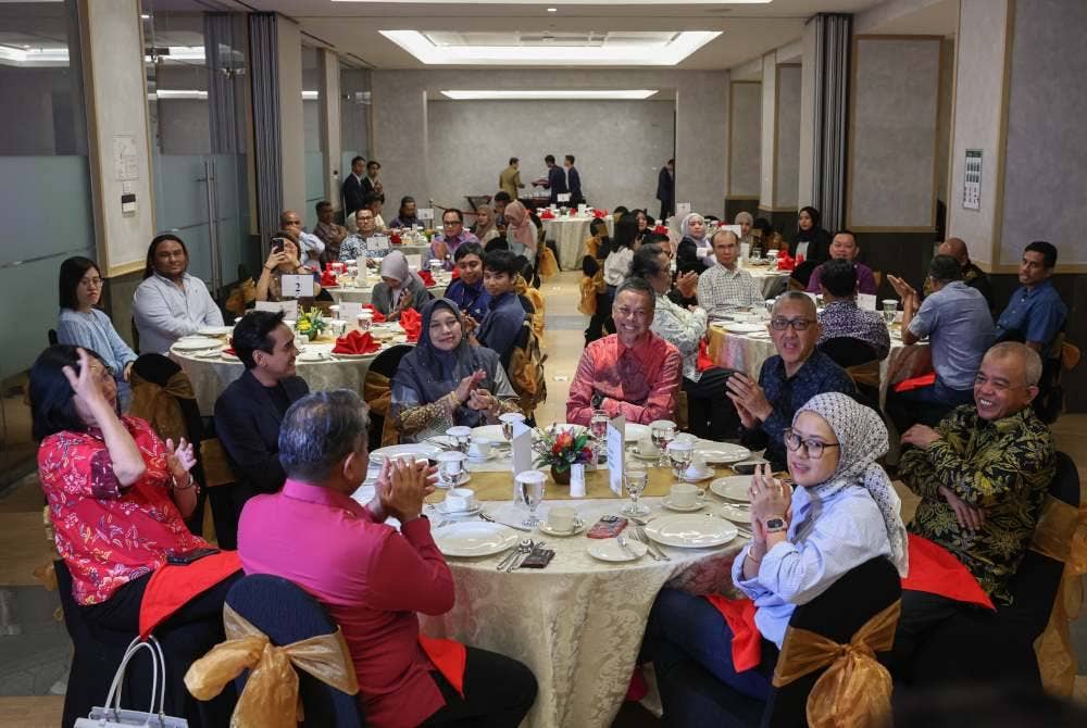 Duta Besar Malaysia ke Indonesia Datuk Syed Mohamad Hasrin Tengku Hussin (tiga dari kanan) bersama Presiden Iswami Malaysia yang juga Ketua Pengarang ASTRO Awani, Ashwad Ismail; Ketua Pengarang yang menjalankan tugas dan tanggungjawab Ketua Pegawai Eksekutif Bernama, Nur-ul Afida Kamaludin ketika hadir pada Majlis Makan Malam ISWAMI bersama Duta Besar Malaysia di Indonesia di sebuah hotel di Ancol, pada Isnin. Foto Bernama