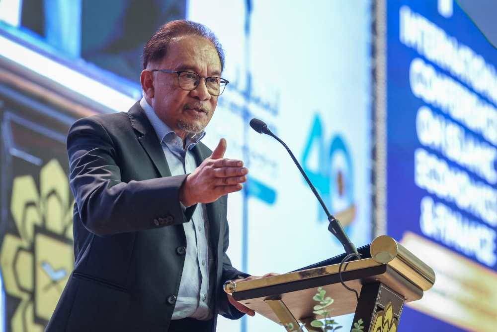 Anwar ketika berucap pada Persidangan Antarabangsa Ekonomi dan Kewangan Islam (ICIEF) ke-15 di Sasana Kijang, di sini, pada Selasa.Foto Bernama