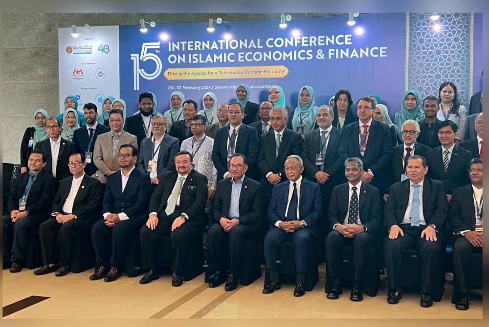 Anwar (lima dari kiri) bersama Menteri Kewangan II, Datuk Seri Amir Hamzah (empat dari kiri) dan Gabenor Bank Negara, Datuk Abdul Rasheed Ghaffour (tiga dari kanan) bersama deligasi ICIEF di Sasana Kijang, Bank Negara pada Selasa.