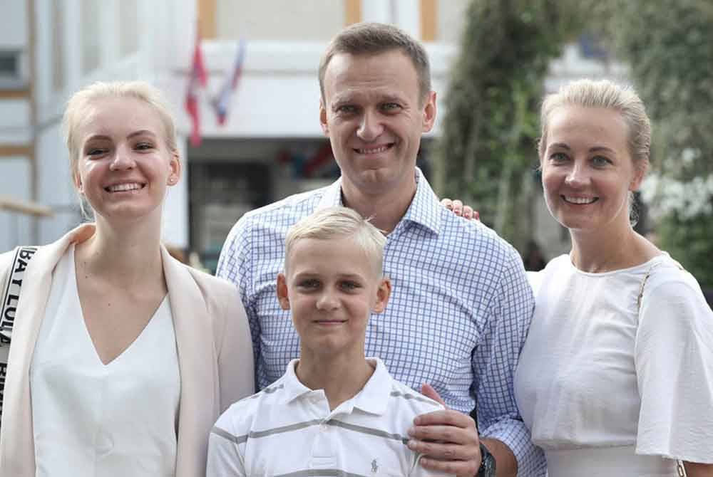 Navalnaya (kanan) balu kepada Alexei Navalny (belakang, tengah) berikrar akan meneruskan perjuangan suaminya untuk membebaskan Rusia dan menyeru penyokong untuk memerangi Presiden, Vladimir Putin dengan gelombang yang lebih besar berbanding sebelumnya.