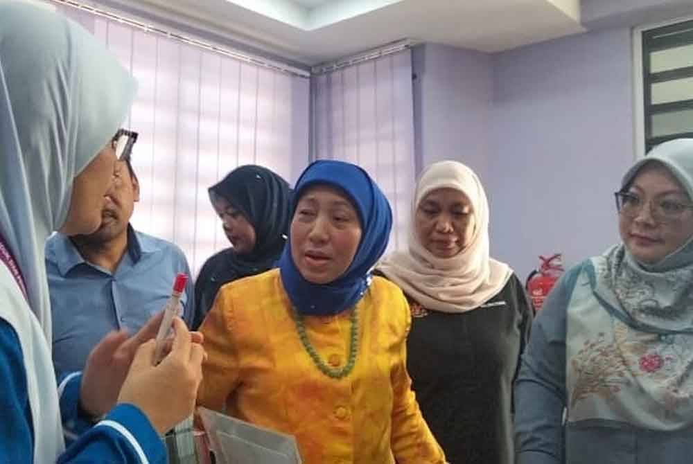 Nancy (tengah) mendengar penerangan mengenai PSSS pertama yang dibuka di Malaysia pada Rabu.